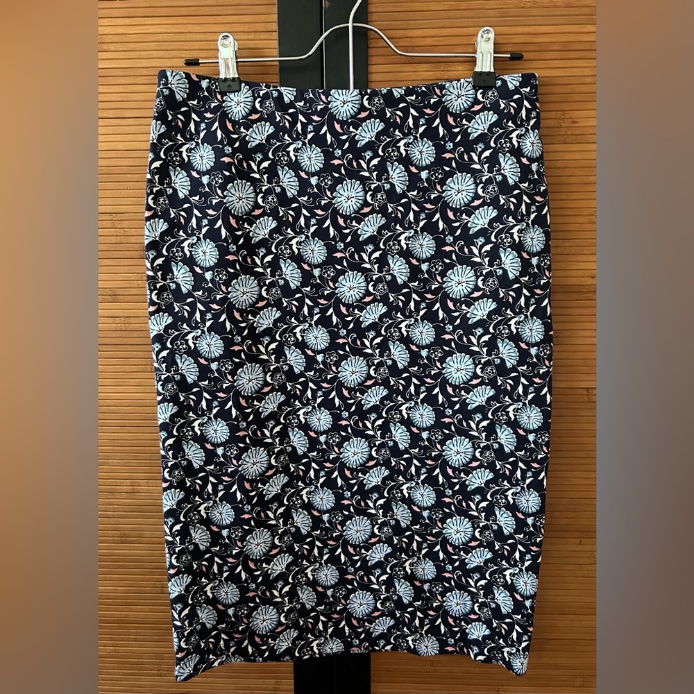 LOFT Navy Floral Skirt Size Small with Stretch